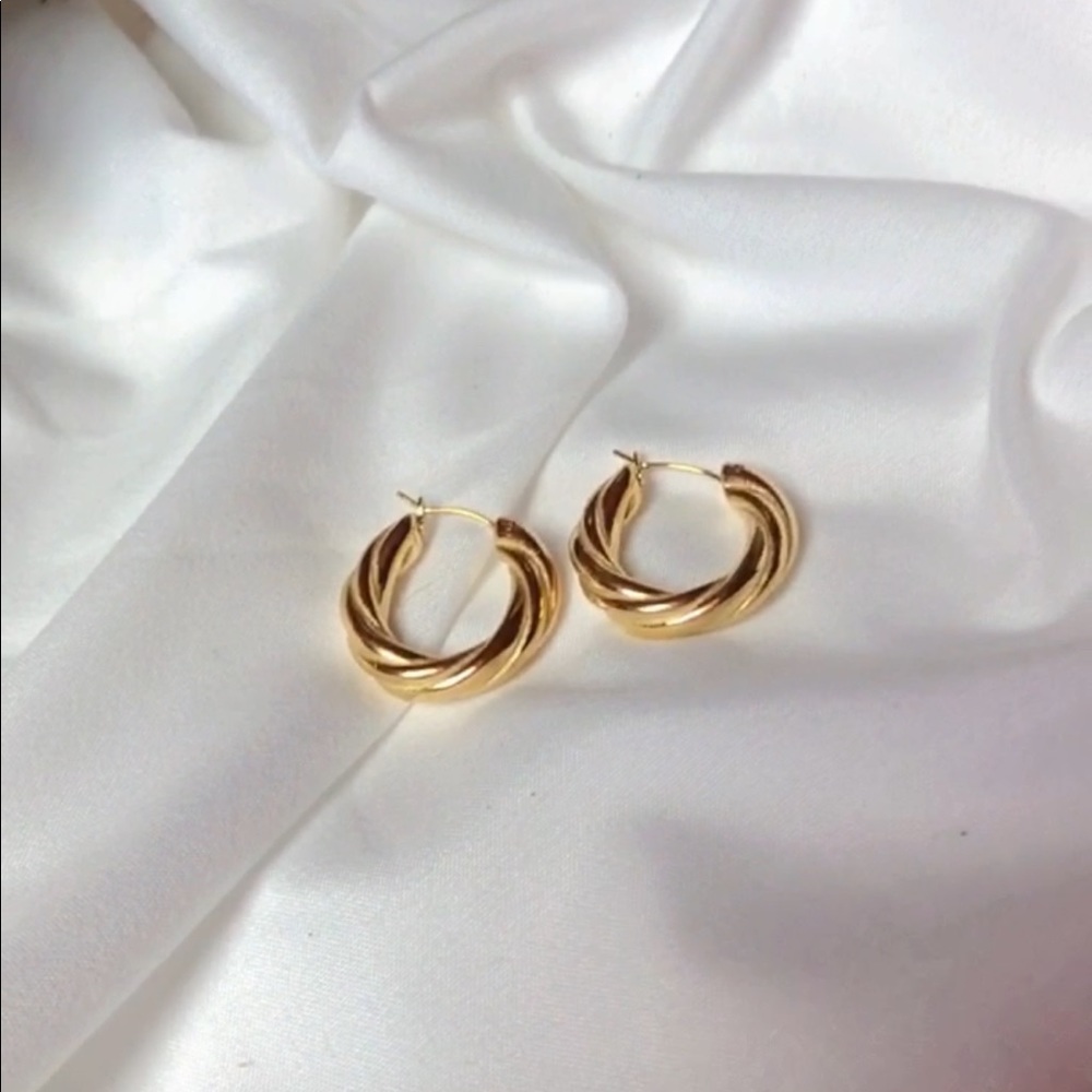 Croissant Twist Chunky Hoop Earrings 18k gold